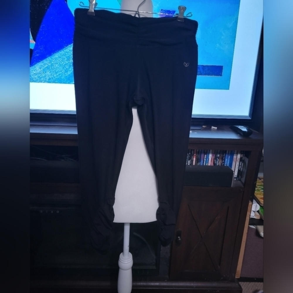 VOGO Athletica size Medium 3/4 length leggings ruched